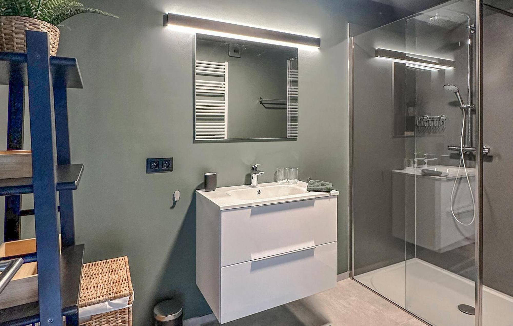 Awesome Apartment In Bievre With Kitchen Extérieur photo